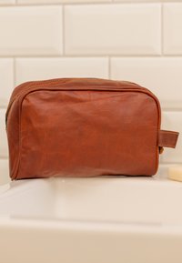 Gusti Leder PIET - Toiletti-/meikkilaukku - braun