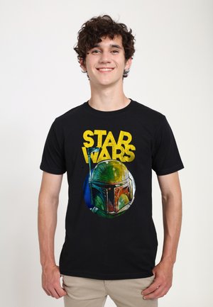 Sort bomulds t-shirt med "STAR WARS" i gult og et multikolor Boba Fett hjelmdesign, med en rund form og detaljerede akcenter.