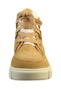 Sandelin høy-top sneakers i tan semsket skinn med kremfarget teksturert stoff, snøring og metaleyelet. Har en tykk hvit gummisåle.