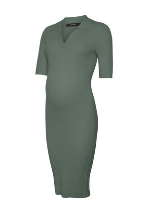 Polvenpituinen, vartalonmyötäinen äitiysmekko, jossa on ribbineulottu kuvioitu kangas. Mekossa on v-kaulus ja lyhyet hihat, väri on hillitty vihreä.