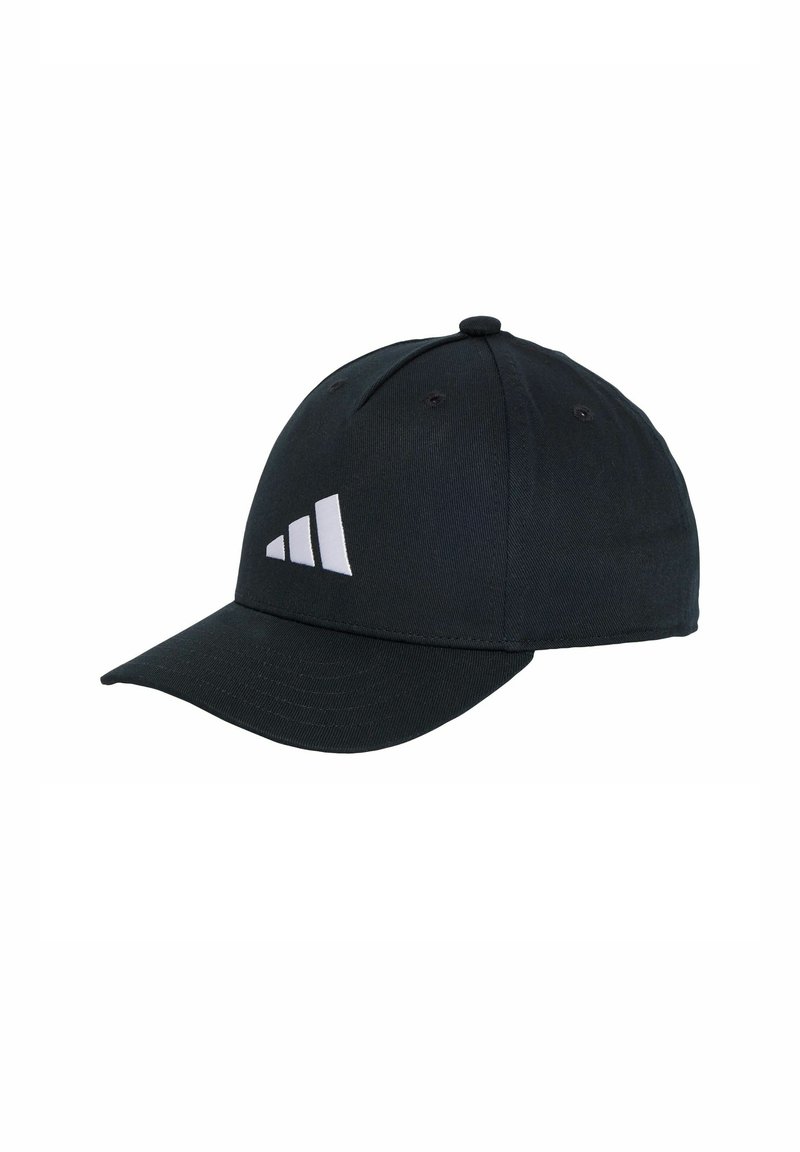 Gorra negra de tela con visera curva. Presenta un logotipo de tres rayas blancas en la parte frontal. Diseño de seis paneles con un botón en la parte superior.
