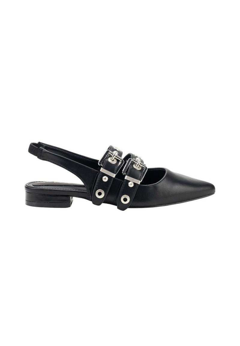 Zapato negro de punta afilada tipo slingback hecho de cuero, con dos detalles de hebilla y un tacón bajo. Textura suave con acentos metálicos.