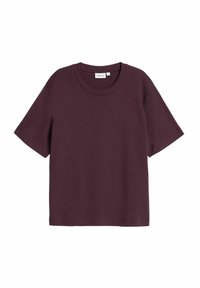 Bordowy bawełniany t-shirt z krótkim rękawem, okrągłym dekoltem i luźnym krojem, z jednolitym wzorem, bez zdobień ani akcentów.