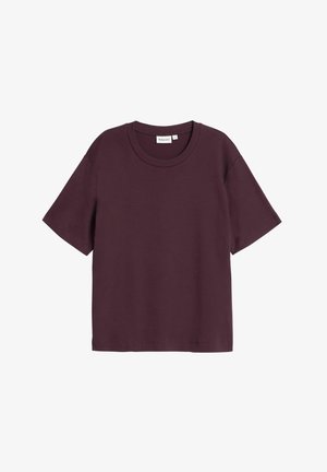 Burgundin värinen puuvillapaita lyhyillä hihoilla, pyöreällä kaula-aukolla ja rentolla istuvuudella, jossa on yksinkertainen muotoilu ilman kuvioita tai koristeita.