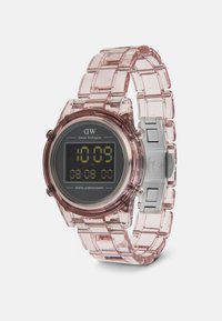 Montre numérique avec un bracelet en plastique rose transparent, un boîtier rond, un écran numérique noir, des accents en acier inoxydable et des fonctionnalités de chronographe.