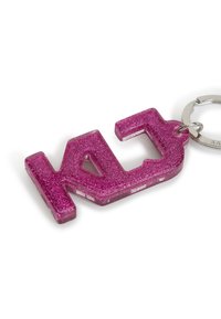 Chaveiro acrílico roxo com glitter em forma das letras "KD," apresentando um anel de metal prateado e um acabamento suave e brilhante.