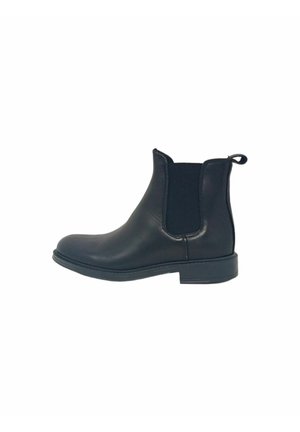 Stivale alla caviglia in pelle nera con pannelli elastici laterali, punta tonda, suola piatta e linguetta sul retro. Texture liscia e design minimale.