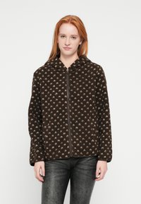 Brązowa kurtka z kapturem wykonana z miękkiego, teksturowanego materiału, zdobiona małym, jasnym wzorem. Zapięcie na zamek błyskawiczny na całej długości oraz luźny krój.