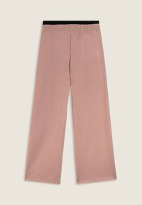 Pantalones de pierna ancha de un suave color rosa claro, confeccionados en un tejido blando con una cinturilla elástica negra. Textura suave, diseño simple, sin patrones ni acentos visibles.
