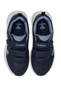 Marinkortsko med nätövre, vadderad tunga, två kardborreband, ljusblå detaljer och vit gummisula. Varumärkeslogga synlig.