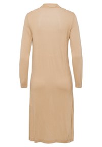 Vestido largo de punto beige con mangas largas, escote redondo y aberturas en los laterales del dobladillo. Textura suave y diseño sencillo de color sólido.
