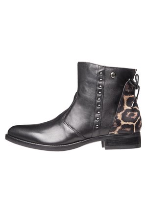 Bottine en cuir noir avec clous argentés, panneau talon imprimé léopard, talon bas empilé et détail de lacets à l'arrière.