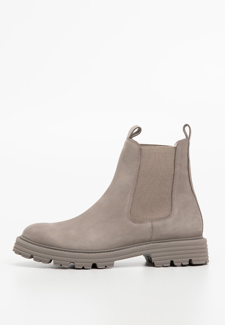 Graue Wildleder Chelsea-Stiefel mit elastischen Seitenpaneelen, robuster Gummisohle und Ziehlaschen für ein einfaches Anziehen. Glatte Textur und modernes Design.