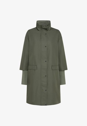 Manteau long vert olive avec col montant, fermeture à boutons-pression, manches larges superposées et deux poches à rabat à l'avant.