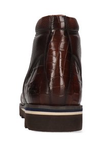 Stivale alla caviglia in pelle marrone con una texture a motivo coccodrillo, tacco sottile e suola in gomma con una striscia di accento bianca e blu.