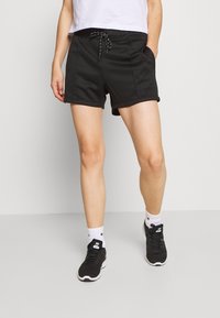 Černé šortky vyrobené z měkké látky, s elastickým pasem na šňůrku, dvěma bočními kapsami a ozdobným detailem s logem.