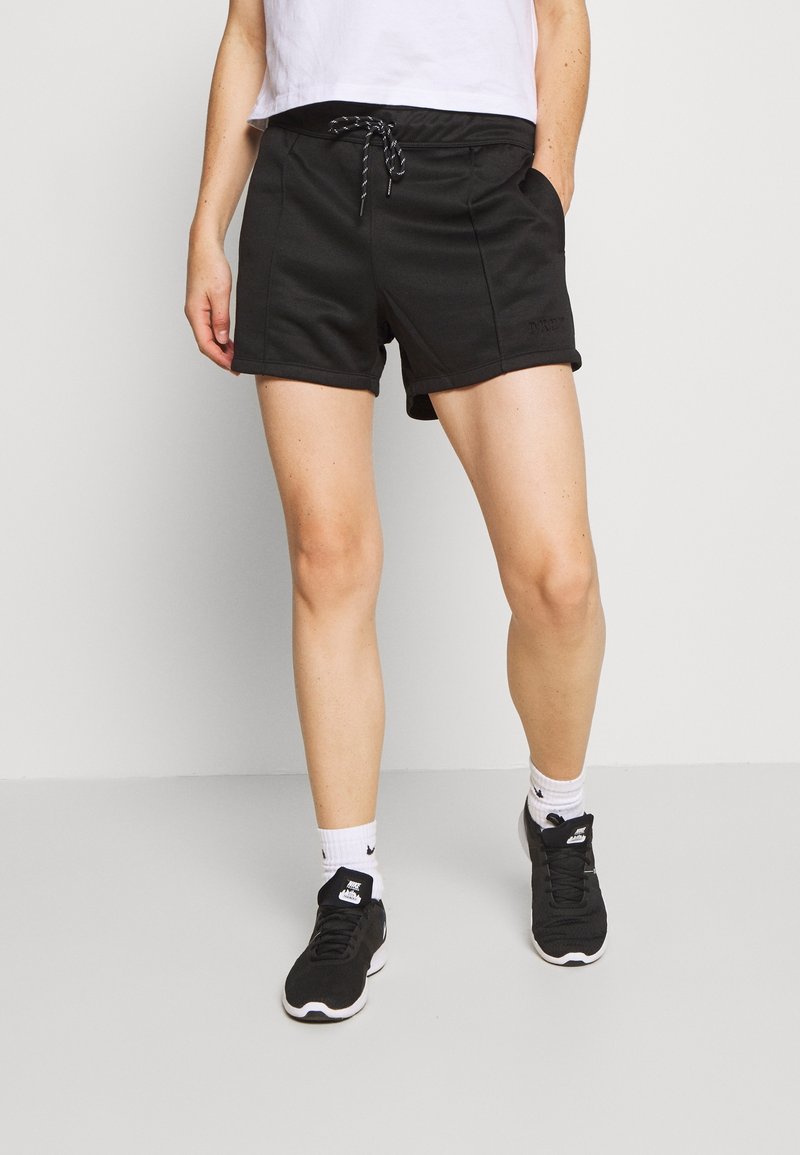 Černé šortky vyrobené z měkké látky, s elastickým pasem na šňůrku, dvěma bočními kapsami a ozdobným detailem s logem.