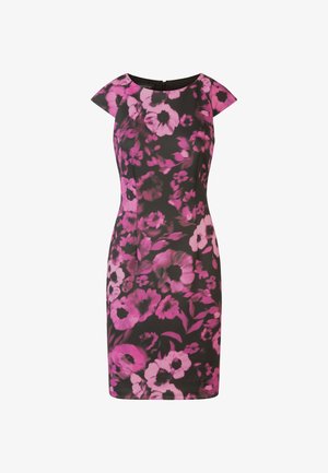 Czarna sukienka w kwiatowy wzór z intensywnie różowymi i fioletowymi kwiatami. Posiada krótkie rękawy typu cap oraz dopasowany krój.