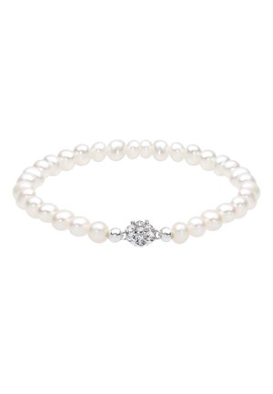 Weißes Perlenarmband mit einem filigranen silbernen Verschluss im floralen Design und kleinen Kristallakzenten, die einen strukturierten Kontrast schaffen.