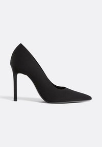 Scarpa con tacco alto nera, realizzata in materiale lucido, con punta affusolata e tacco stiletto sottile, dal design basso.