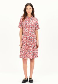 Bloemjurk in rood, wit en blauw met korte mouwen, een knoopsluiting kraag en een elastische taille; kniehoog met een losse pasvorm.