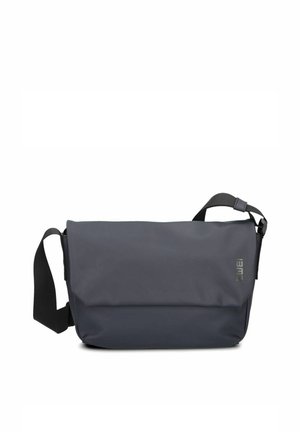 Dunkelgraue rechteckige Messenger-Tasche mit verstellbarem schwarzem Schultergurt und Klappenverschluss, vor weißem Hintergrund dargestellt.
