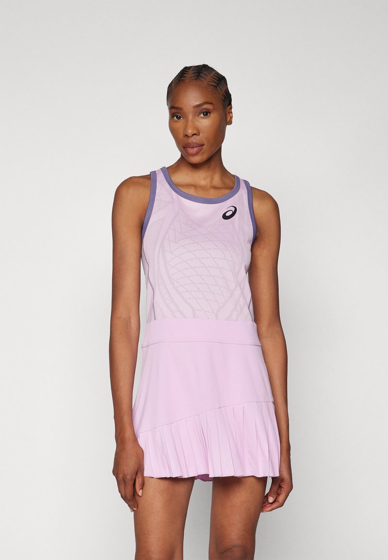 Vestido deportivo morado con parte superior ajustada y falda con pliegues. Presenta un patrón texturizado en el torso y tirantes contrastantes.