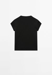 Jednoduché černé tričko s krátkým rukávem a kulatým výstřihem, položené na bílé ploše, ukazuje zadní stranu.