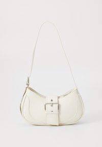 Sac à main en cuir blanc avec une forme arrondie, un accent de boucle en argent et une seule sangle réglable. Texture lisse et design minimaliste.