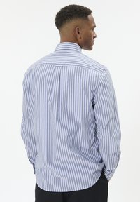 Cămașă cu dungi albastre și albe, dintr-un material moale, cu guler butonat, mâneci lungi și un detaliu pliu la spate; design slim fit.
