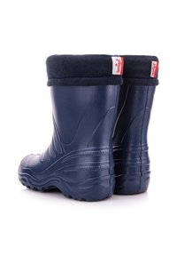 Granatowe gumowe kalosze z teksturowanym wzorem i składanym dzianinowym brzegiem. Posiadają dwie markowe etykiety na mankiecie oraz solidną podeszwę zapewniającą przyczepność.