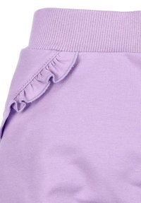 Lila katoenen shorts met een geribde tailleband en een rucheranddetail langs de zijkant, die zorgen voor een zachte textuur en een casual pasvorm.