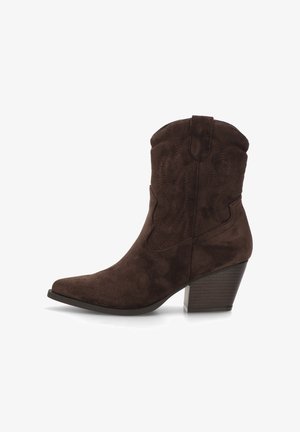 Bota cowboy de ante marrón con punta afilada, bordado floral y tacón apilado. Presenta un caña corta y curvada con sutiles cortes laterales.