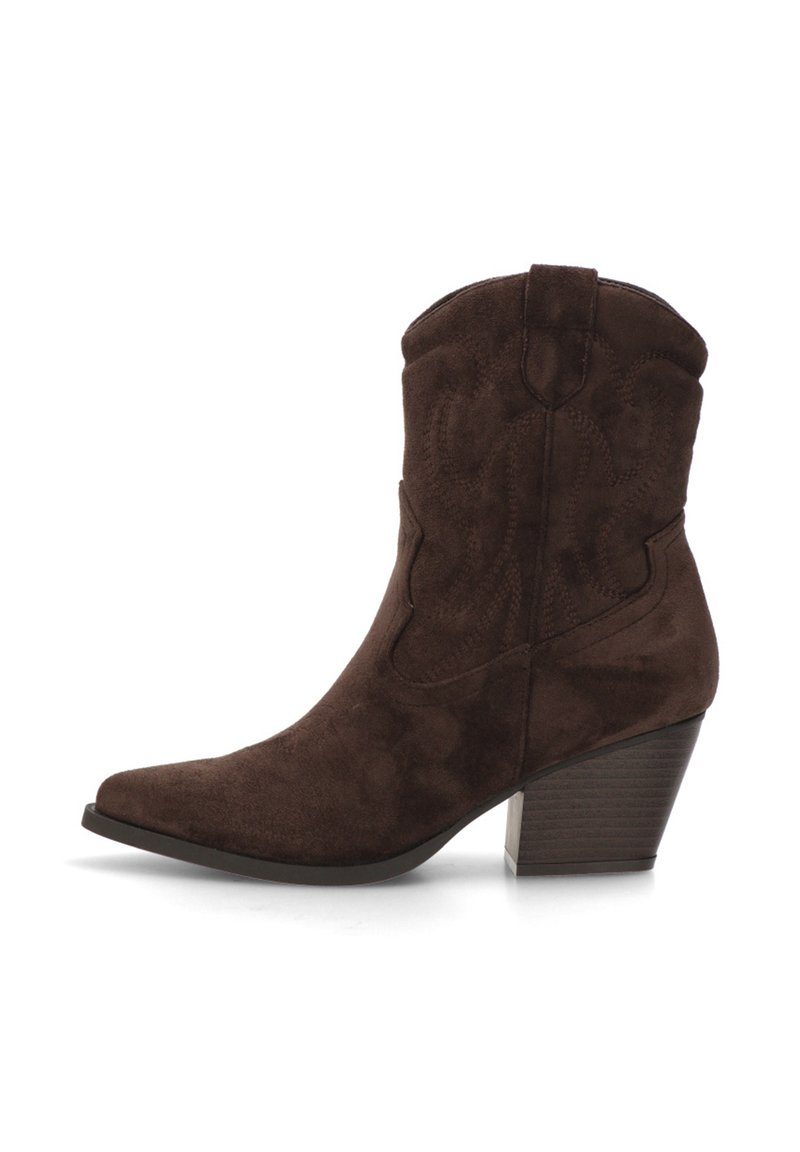 Bota cowboy de ante marrón con punta afilada, bordado floral y tacón apilado. Presenta un caña corta y curvada con sutiles cortes laterales.