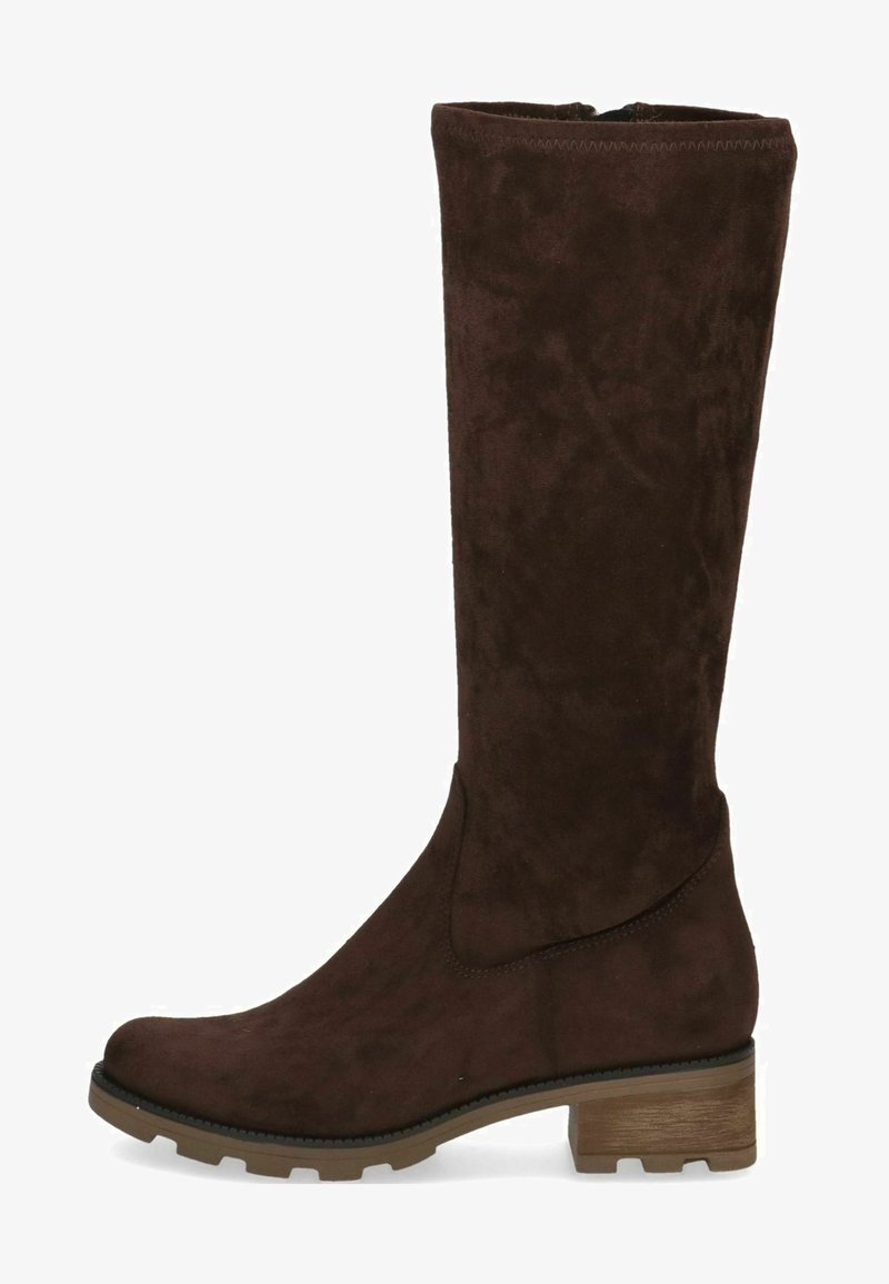 Botte en daim marron hauteur genou avec un bout rond, un petit talon bloc et une finition texturée ; présente un design simple et épuré sans embellissements.