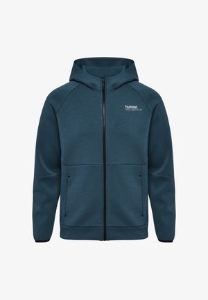Sweat-shirt à capuche zippé en bleu sarcelle foncé, fabriqué à partir d'un tissu texturé. Présente une fermeture éclair noire contrastante, des poches et un logo sur la poitrine.