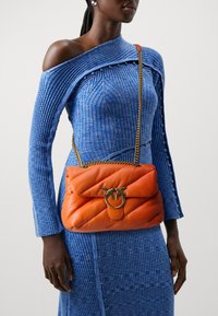 Pinko LOVE PUFF CLASSIC - Schoudertas - orange