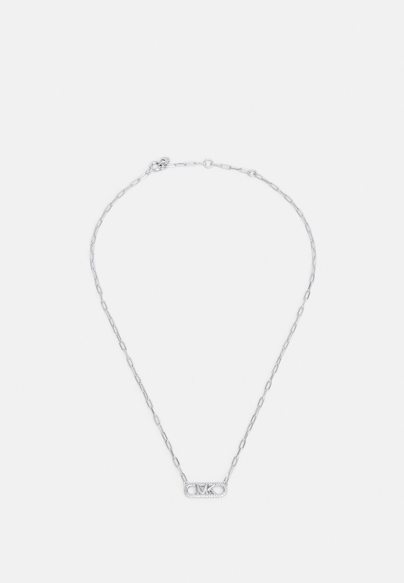 Collier en chaîne argentée avec pendentif rectangulaire comportant les initiales « MK » et de petits cristaux incrustés sur fond blanc.