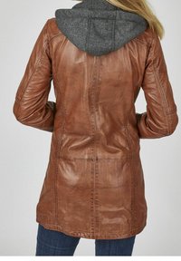 Giacca in pelle marrone con cappuccio grigio, caratterizzata da un design aderente, maniche lunghe e dettagli di cucitura visibili.