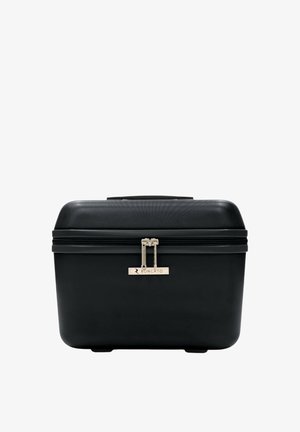 Custodia cosmetica nera rettangolare rigida con superficie testurizzata, doppie cerniere e una placca con logo in tono dorato. Manico resistente sulla parte superiore.