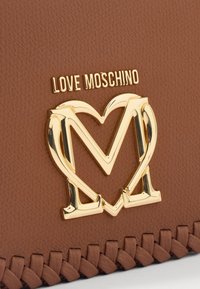 Borsa in finta pelle marrone con logo "LOVE MOSCHINO" in tonalità oro e design di cuore intrecciato con la lettera "M" impreziosito da accenti intrecciati.