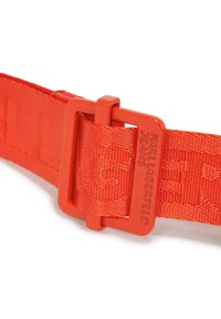 Sarkans auduma josta, izgatavota no izturīga materiāla, ar taisnstūra formas plastmasas sprādzi. Sprādze ir iegravēta ar tekstu "KARL LAGERFELD JEANS."