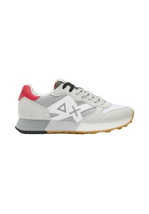 Sneaker casual bianca e grigia con linguetta sul tallone rossa, lacci neri e grigi e suola color gomma, vista laterale che mostra il design geometrico del logo.