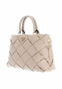 Borsa a tracolla beige intrecciata con texture imbottita, hardware dorato e manici corti con accenti neri. Presenta un dettaglio con logo triangolare.