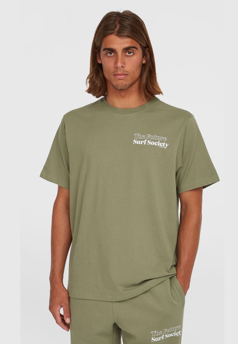 Camiseta de algodón verde oliva con mangas cortas, cuello redondo y texto impreso en blanco que dice "The Future Surf Society" en el lado izquierdo del pecho.
