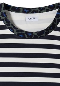 Chemise à rayures horizontales bleu marine et blanc avec encolure ronde, ornée d'un bord imprimé léopard vert et bleu, avec une étiquette à l'intérieur portant la mention "CECIL".