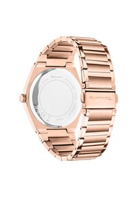 Montre en acier inoxydable couleur or rose avec un boîtier octogonal, des maillons de bracelet en métal lisse et un fond de boîtier en argent poli avec des détails gravés.