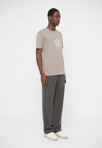 Armani Exchange Potiskana majica - driftwood