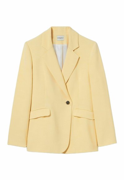 Blazer giallo con un design strutturato, caratterizzato da un'apertura con un solo bottone, due tasche frontali e una texture liscia in tessuto leggero.