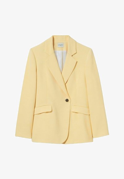 Blazer jaune au design structuré, doté d'une fermeture à un bouton, de deux poches avant et d'une texture lisse en tissu léger.